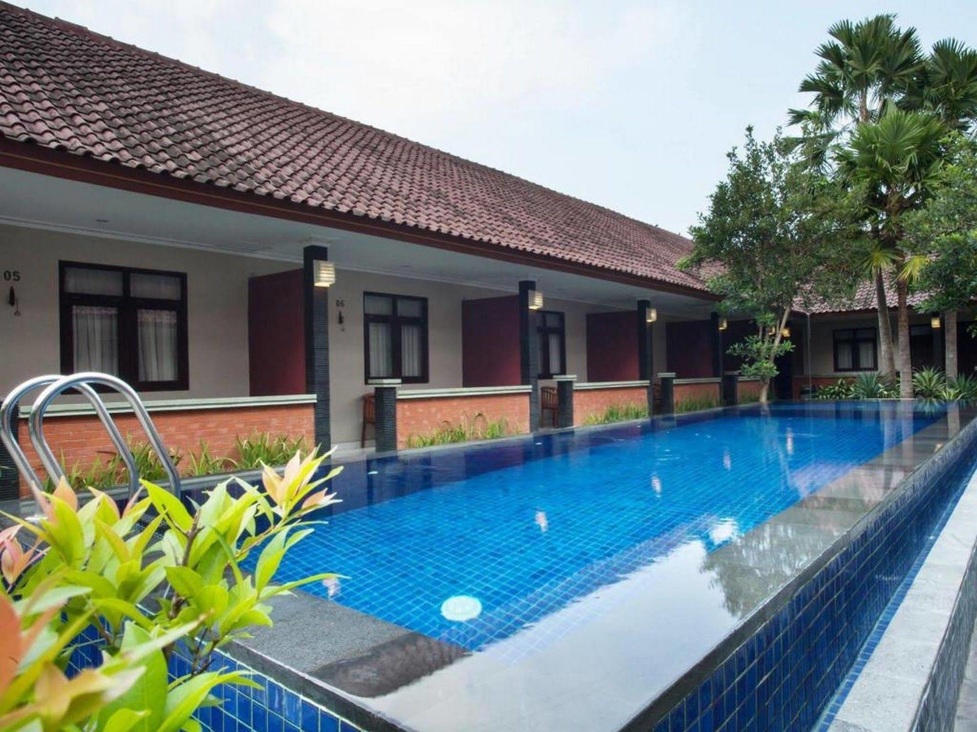 Puri Ganesh Hotel Легиан Екстериор снимка